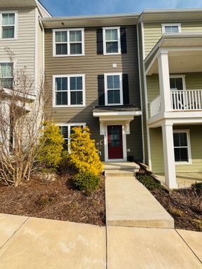 3-4 Bedroom, 3.5 Bath Townhouse – photo 1