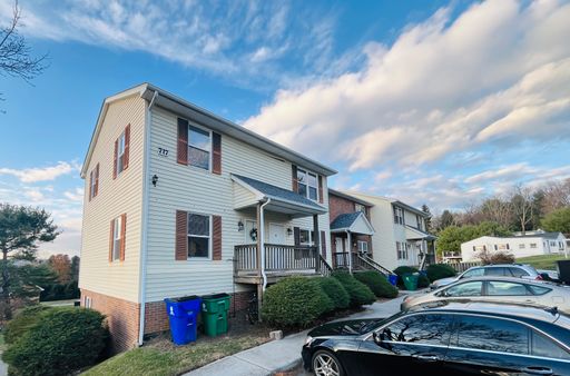 2 Bedroom, 1 Bath Apartment – photo 1