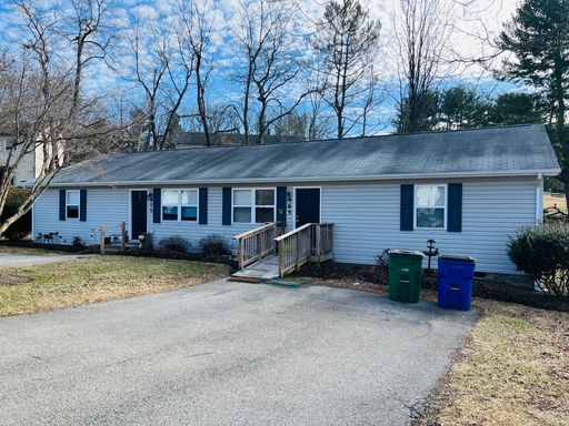 3 Bedroom, 1.5 Bath Duplex – photo 1