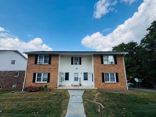 2 Bedroom, 1.5 Bath Apartment – photo 1