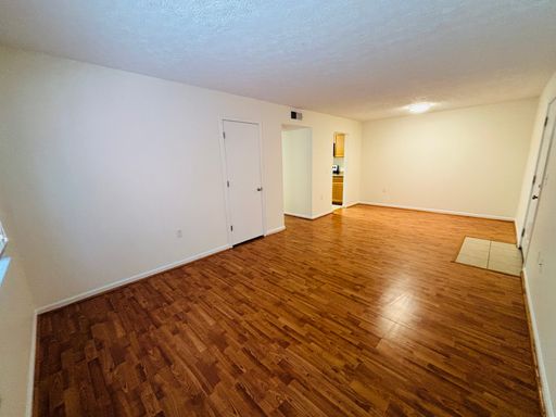 2 Bedroom, 1 Bath Apartment – photo 1