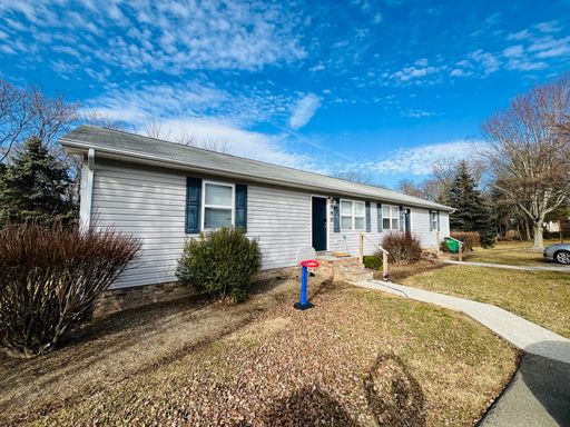 3 Bedroom, 1.5 Bath Duplex – photo 1