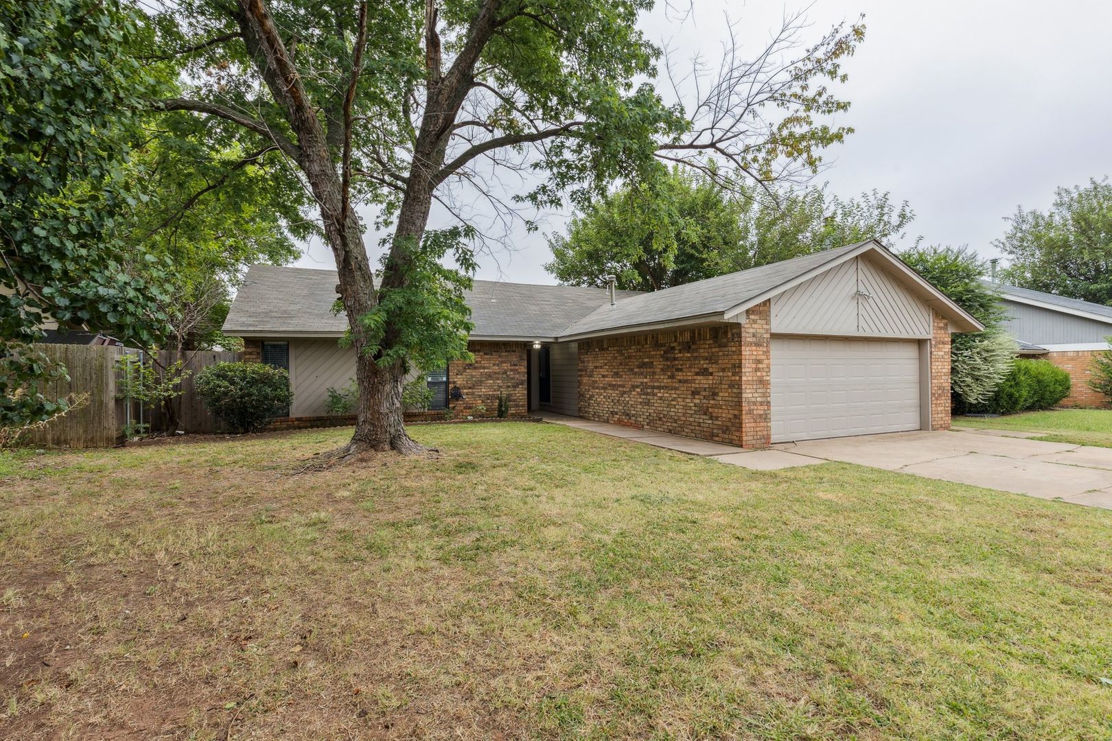 Edmond House: 2116 Summer Oak Dr