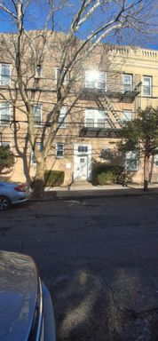 $500 off the first month’s rent | Bright & Updated 1BR in Bayonne | Hardwood Floors | Vintage Charm | Great Natural Light – photo 1