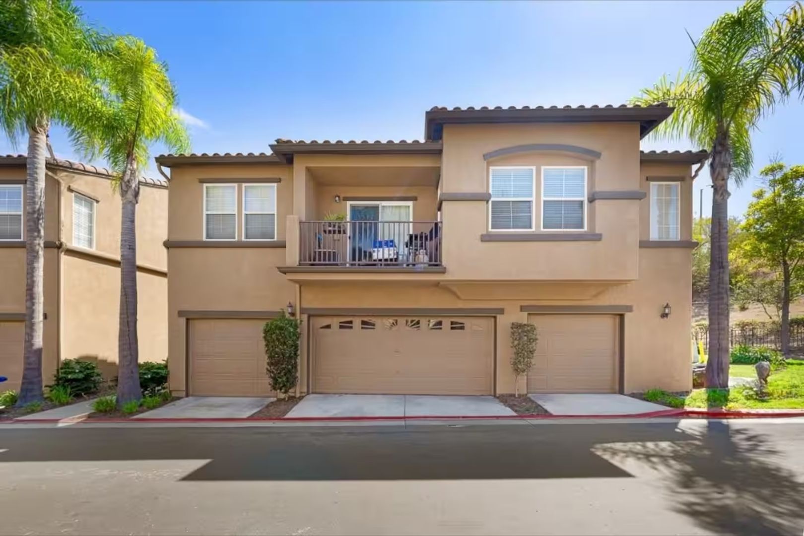 San Diego Townhome: 6233 Avenida De Las Vistas #4