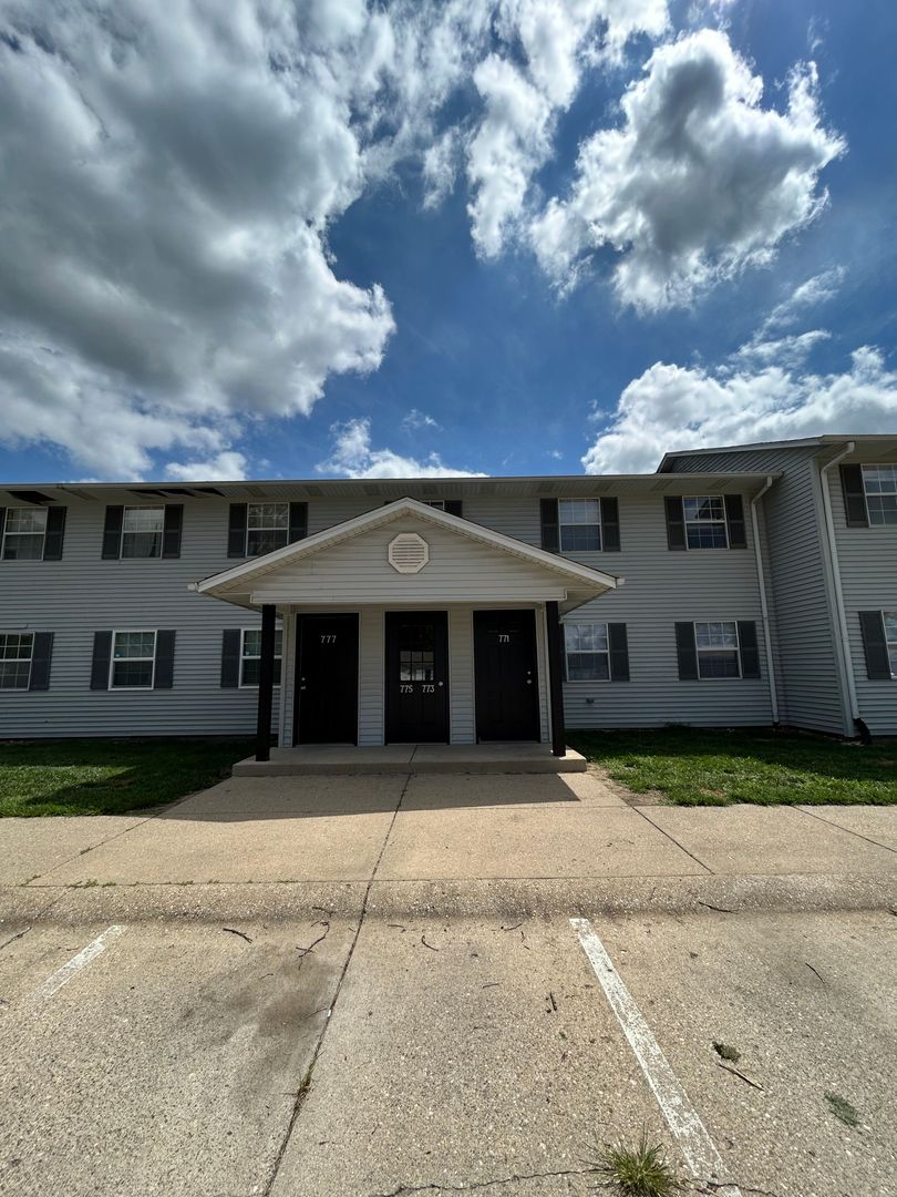Terre Haute Apartment: 801 E. Springhill Dr