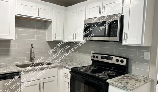 Bright, Remodeled 2 Bedroom Apartment – photo 1