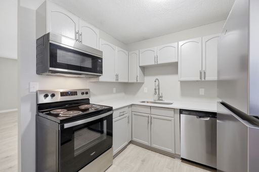 2 Bedroom 1 Bath Renovated Apartment – photo 1