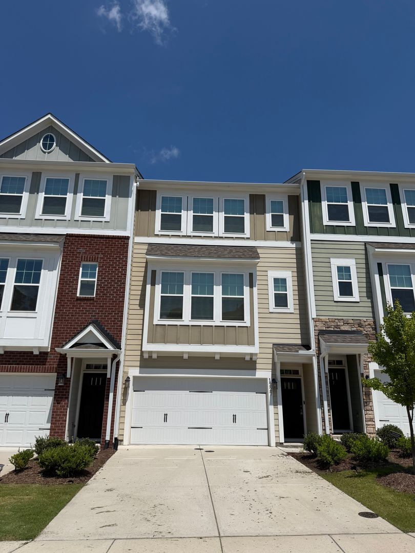 Durham House: 1227 Commack Drive D1227