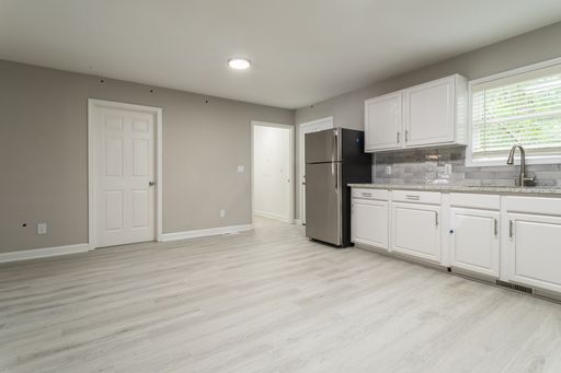 Modern, Renovated 4 bedroom Townhome – photo 1