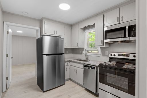 Newly Renovated, Modern Apartment – photo 1