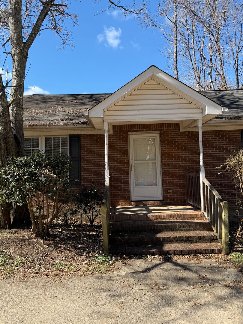 Wake Forest House: 320 W. Chestnut Avenue Apt A