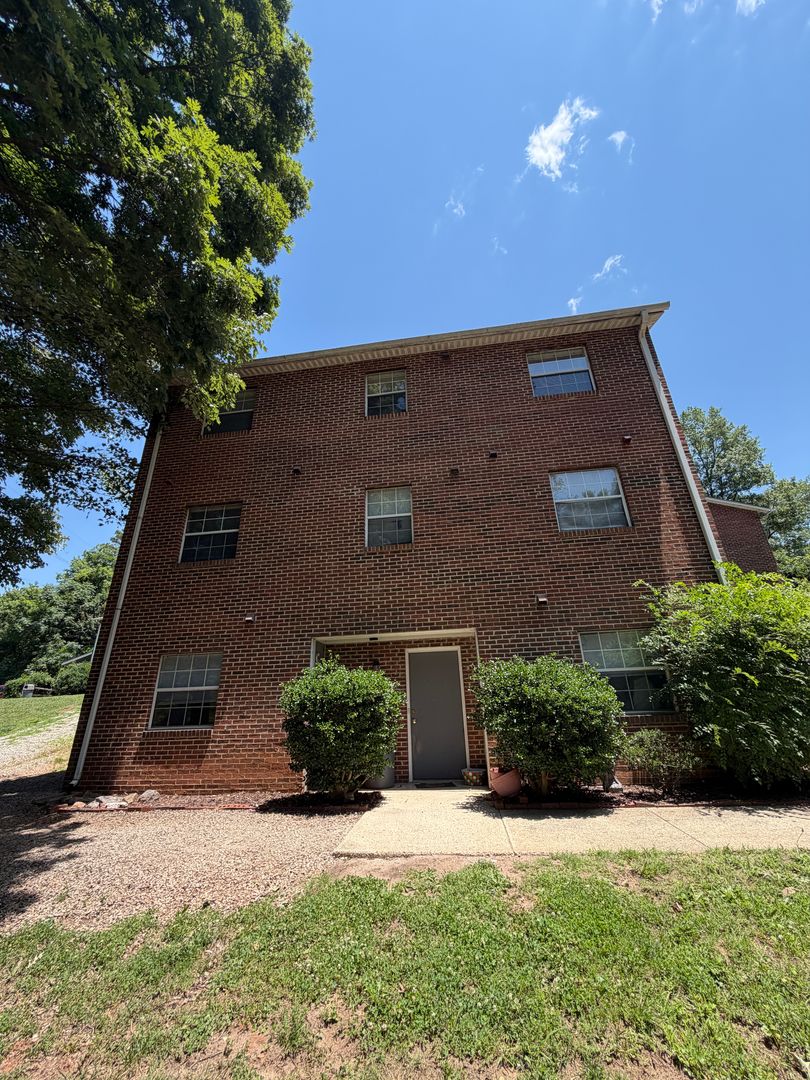 Raleigh Apartment: 3802 Lexington Dr.