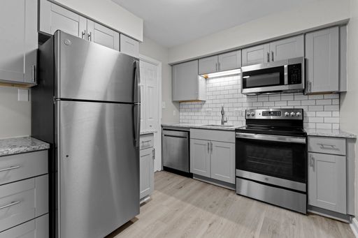 Bright & Airy 2BR/2BA Duplex – Pet Friendly! – photo 1