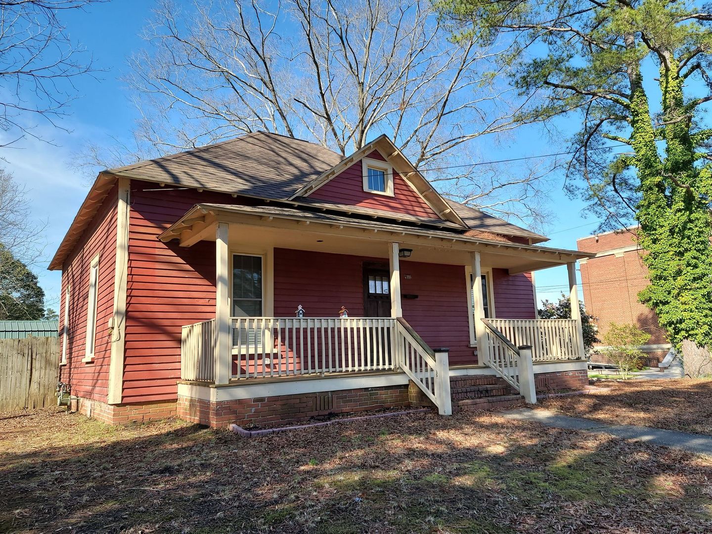 Sanford House: 411 N Steele Street