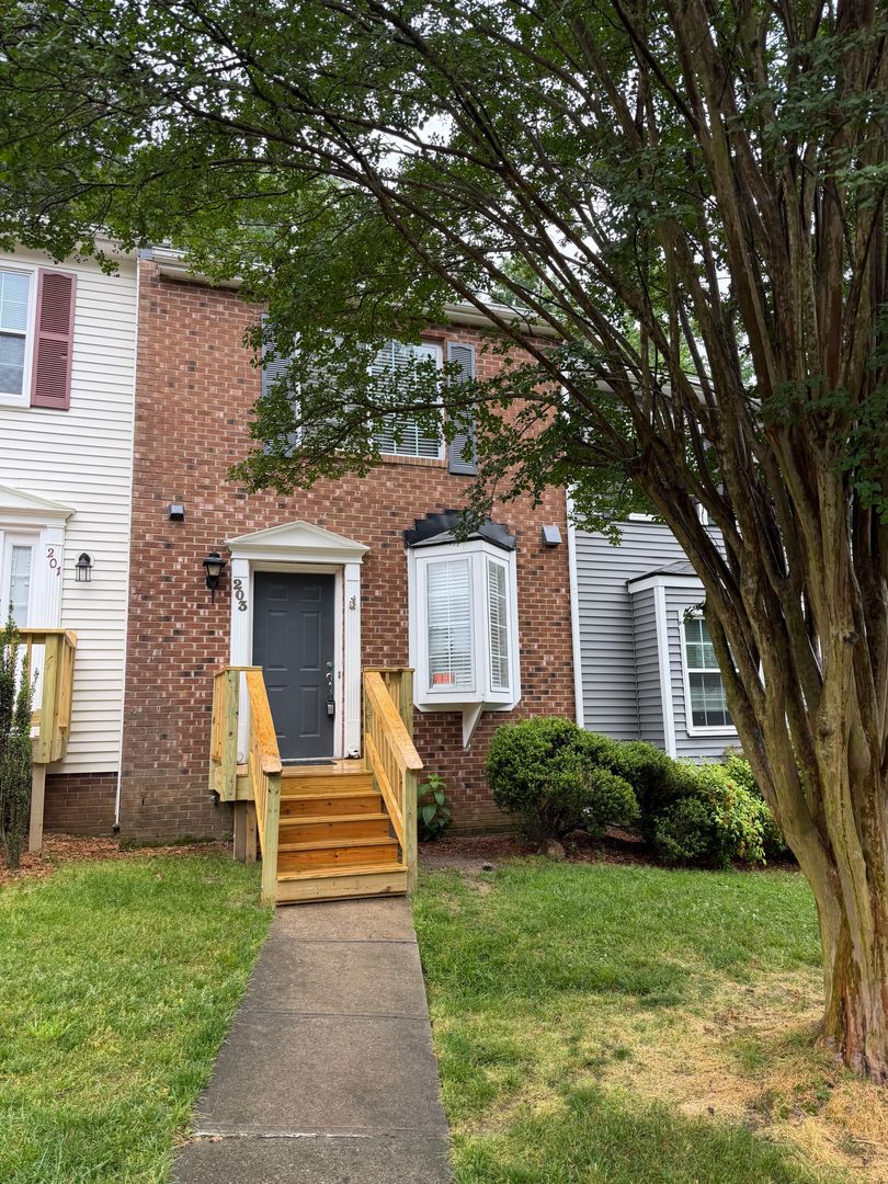 Cary House: 203 Rosebrooks Drive