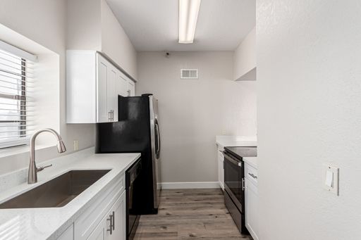 2 Bedroom 2 Bath Condo with a Community Pool in a great location in Scottsdale. – photo 1