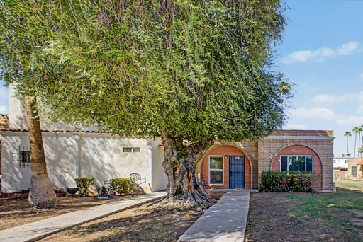 Charming 3-Bedroom Single-Level Townhouse w Community Pool in Mesa ~ University & Mesa Dr – photo 1