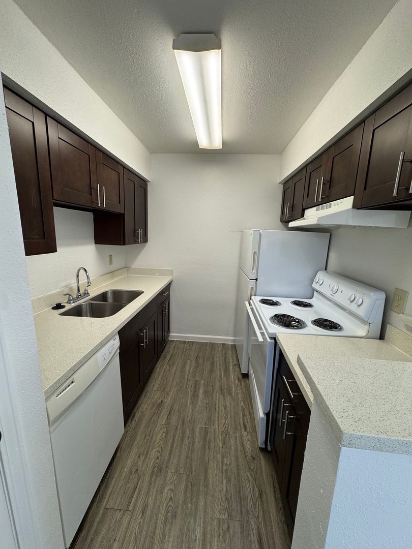 Emerald Cove Apartments 