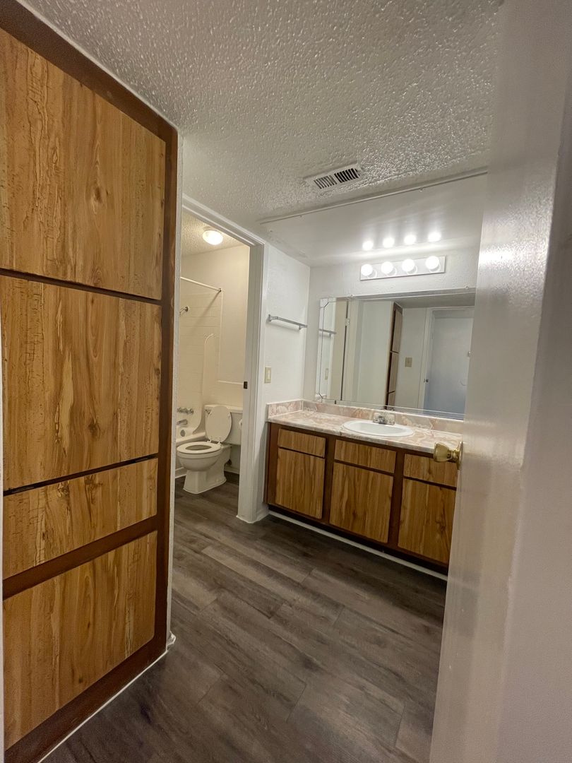 Houston Apartment: 11900 Barwood Bend Drive