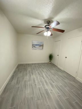 Lions Court Very Spacious Ground Floor 3 bedroom in a Gated Community - Carport - Hardwood floors - W/D hook-ups – photo 1