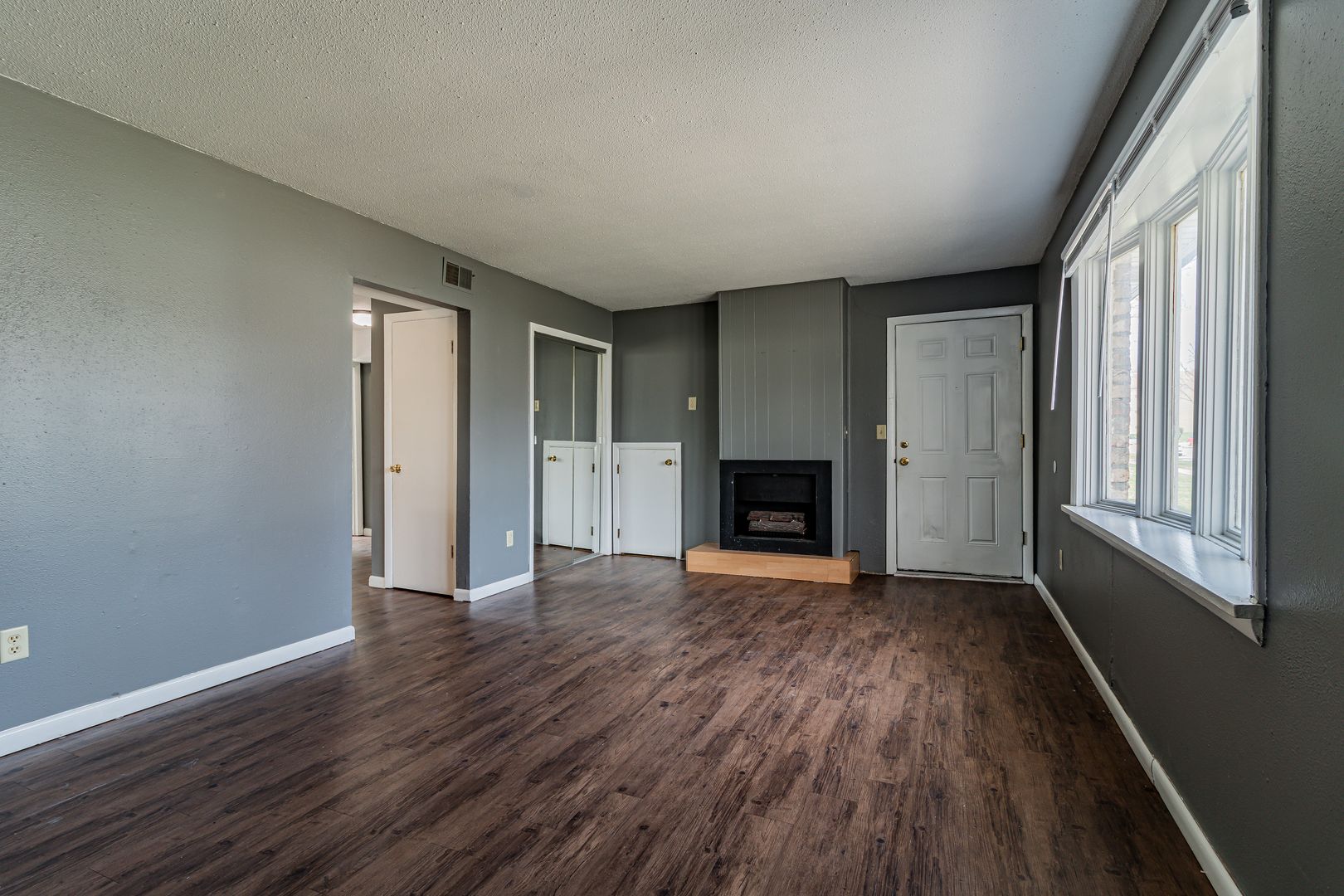 Champaign Apartment: 801 Hollycrest Dr.