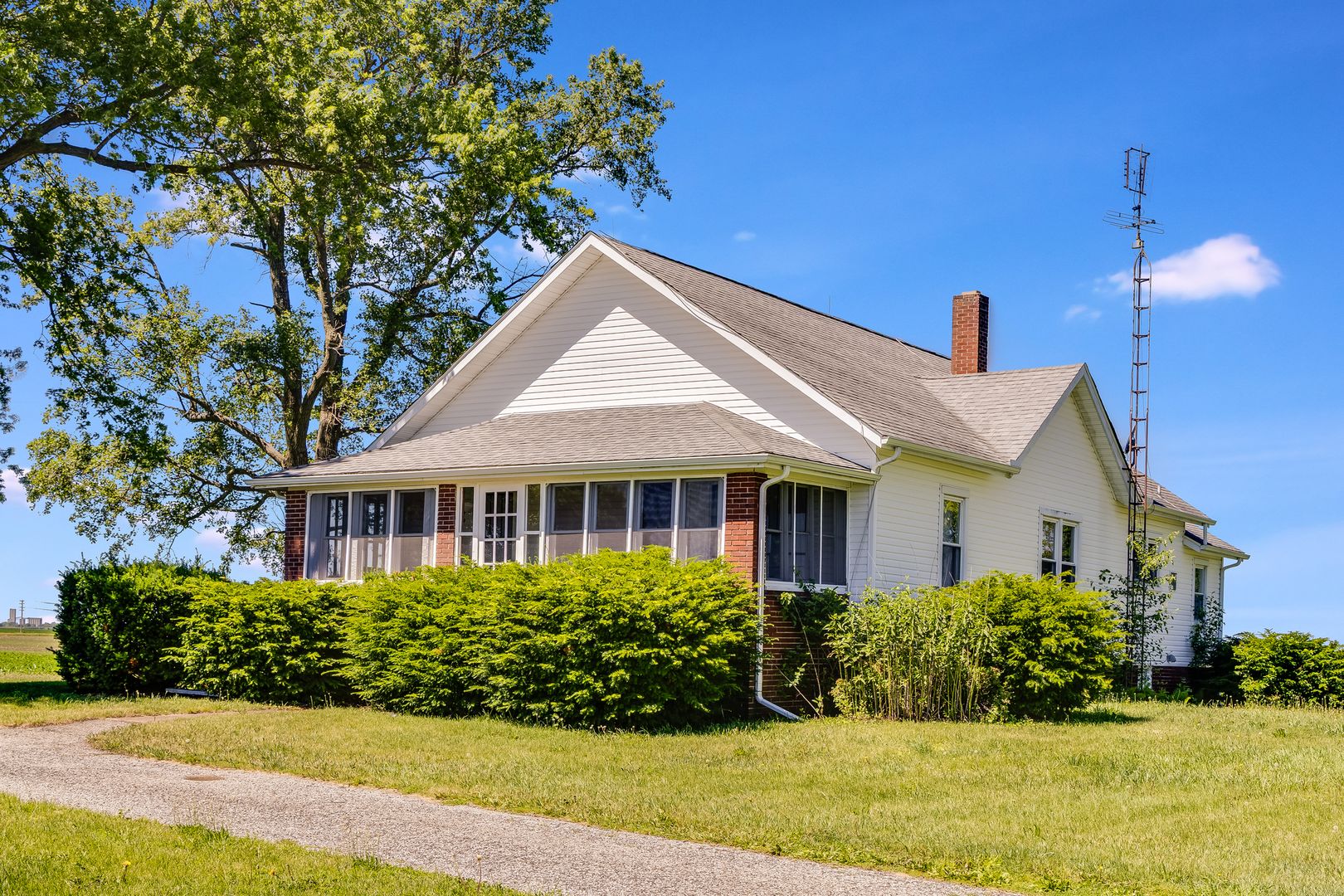 Farmer City House: 268 N. 3450 E. Rd.