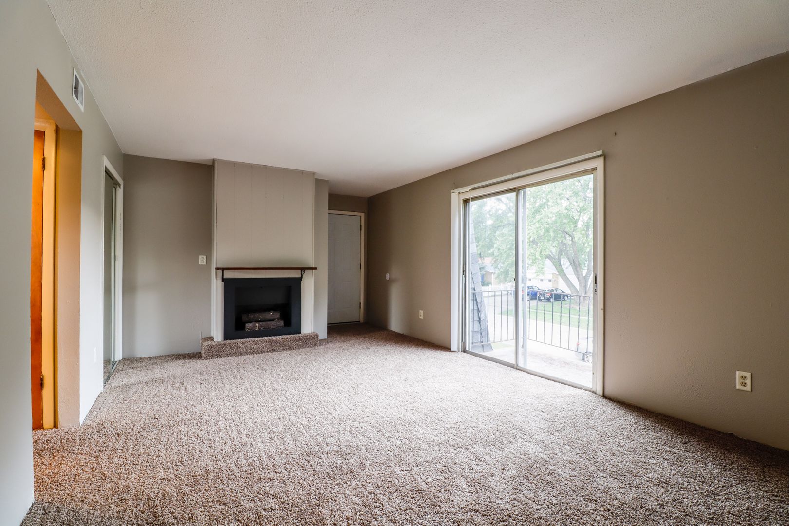 Champaign Apartment: 801 Hollycrest Dr.