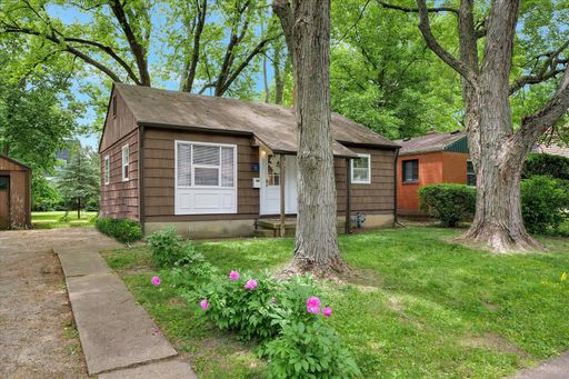 3 BED / 1 BATH HOUSE IN CHAMPAIGN (UNFURNISHED) – photo 1