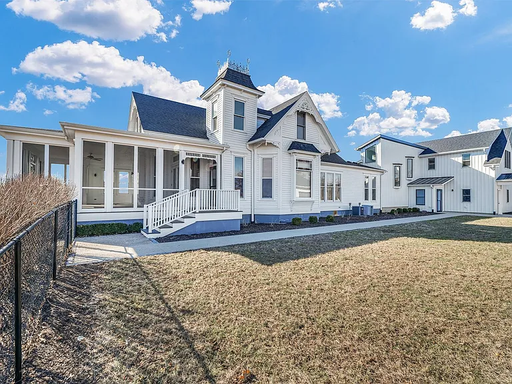 Classic Farmhouse Charm Meets Modern Comfort – 5 Bedroom Home in DeLand