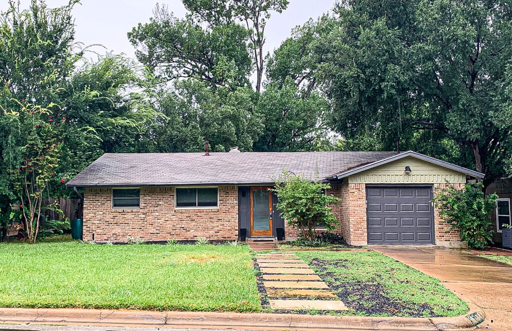 Austin House: 2704 Nottingham Ln