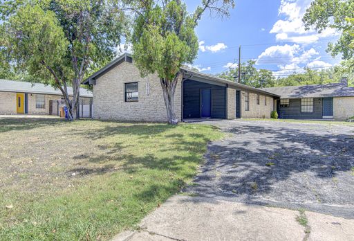 **TWO MONTHS FREE RENT!!** Updated 2 Bed / 1 Bath Duplex with Private Fenced Yard! – photo 1