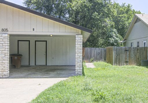 **TWO MONTHS FREE RENT!!** Updated 2 bedroom, 1 bathroom duplex! – photo 1