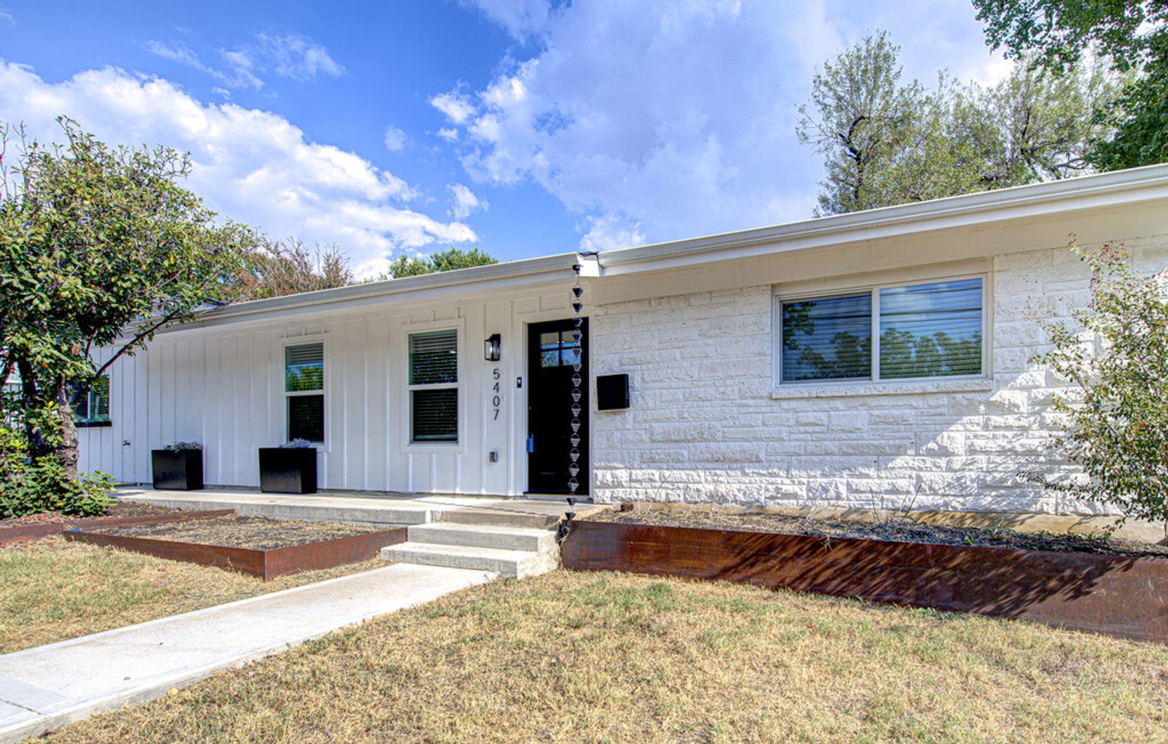 Austin House: 5407 Manor Rd