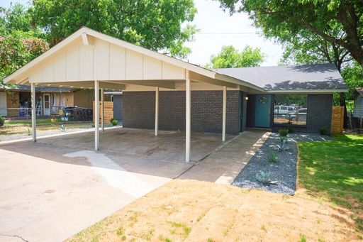 **TWO MONTHS FREE RENT!!** Stylishly Updated 3-Bedroom Home with Covered Parking! – photo 1