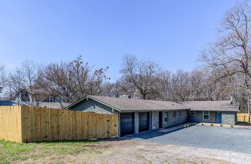 **TWO MONTHS FREE RENT!!** Stylish 2-Bedroom Duplex with Garage - Move-In Ready! – photo 1