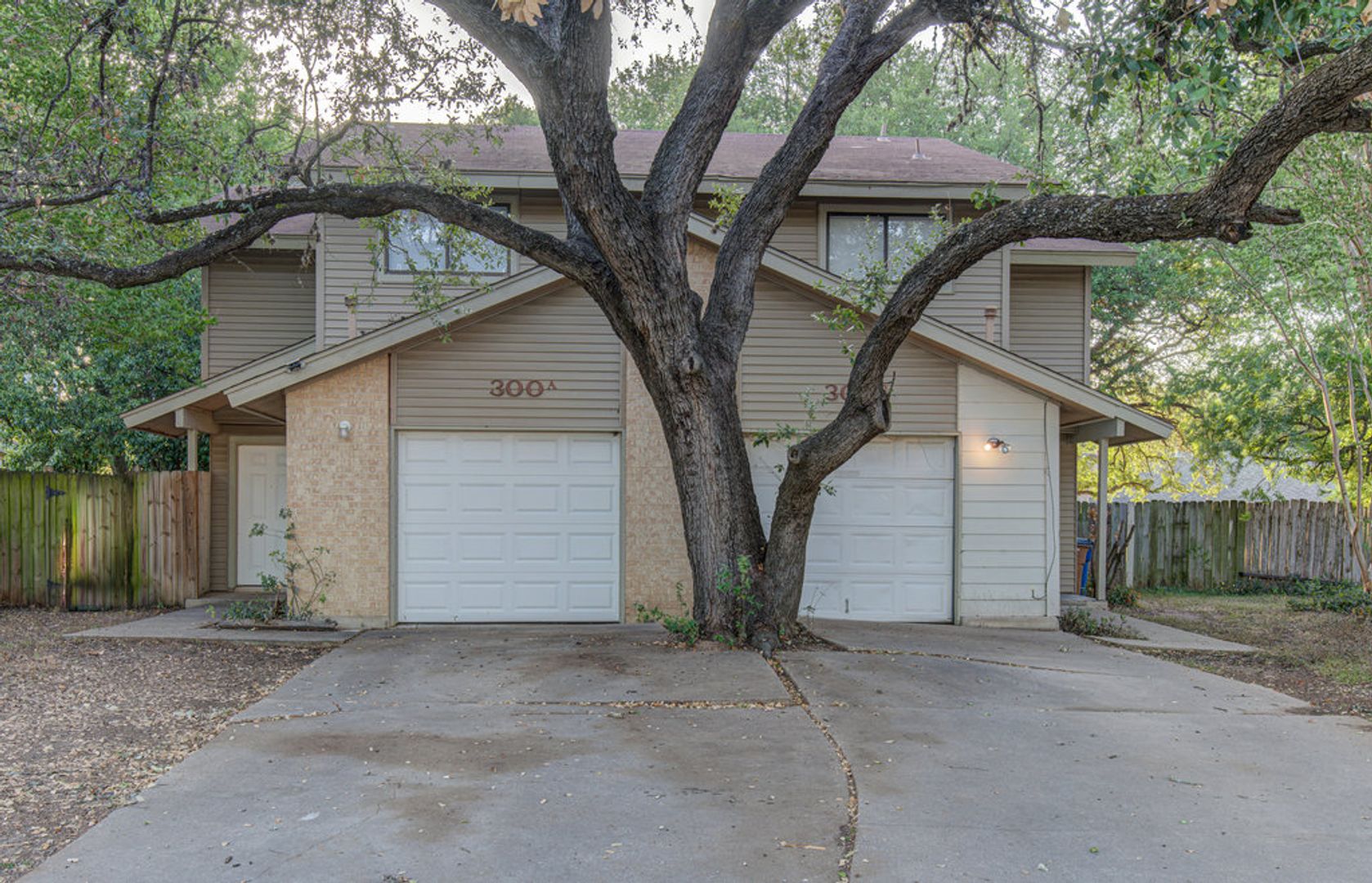 Austin House: 300 Villa Oaks Circle