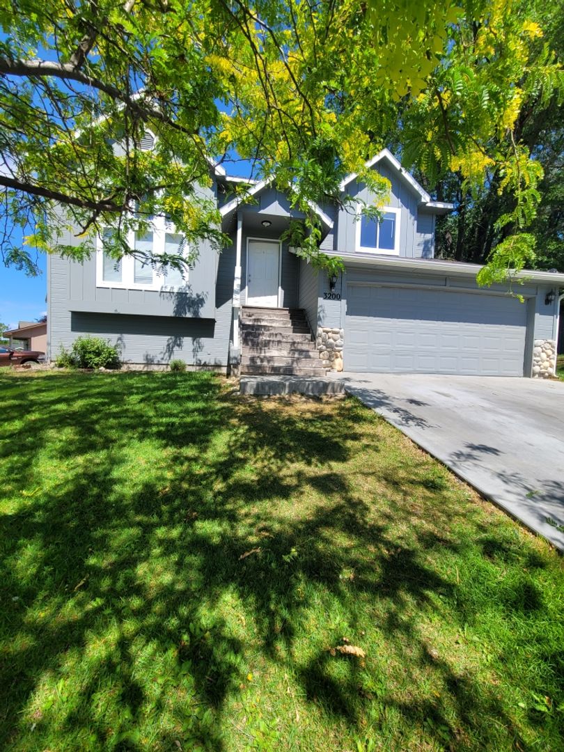 Nampa House: 3200 Robinhood Loop