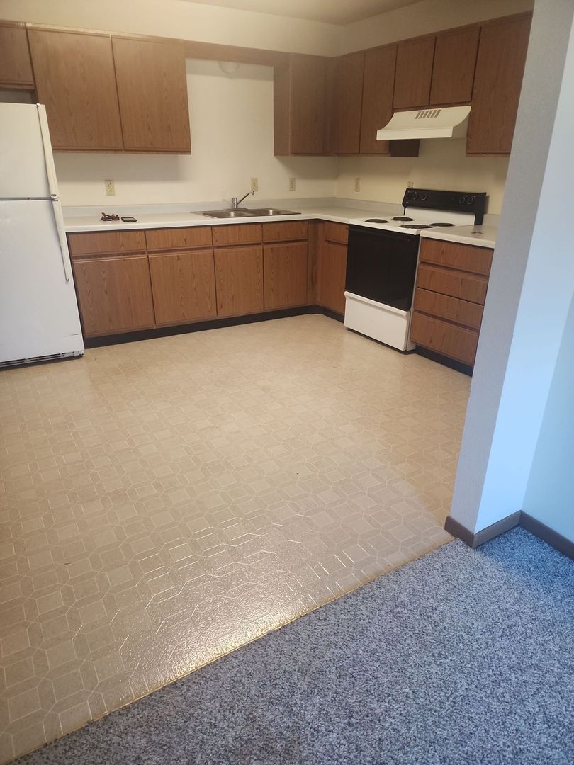 Montgomery Apartment: 488 N Welco Dr - 24