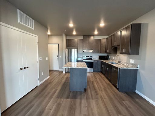 Cedar -SPACIOUS 2 Bedroom, 2 bathroom with Balcony
