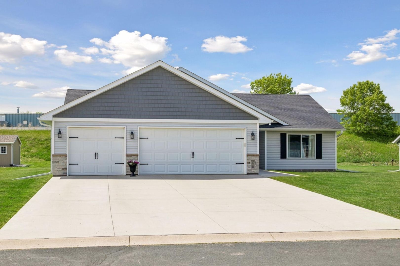 Mongomery House: 720 Deer Trail