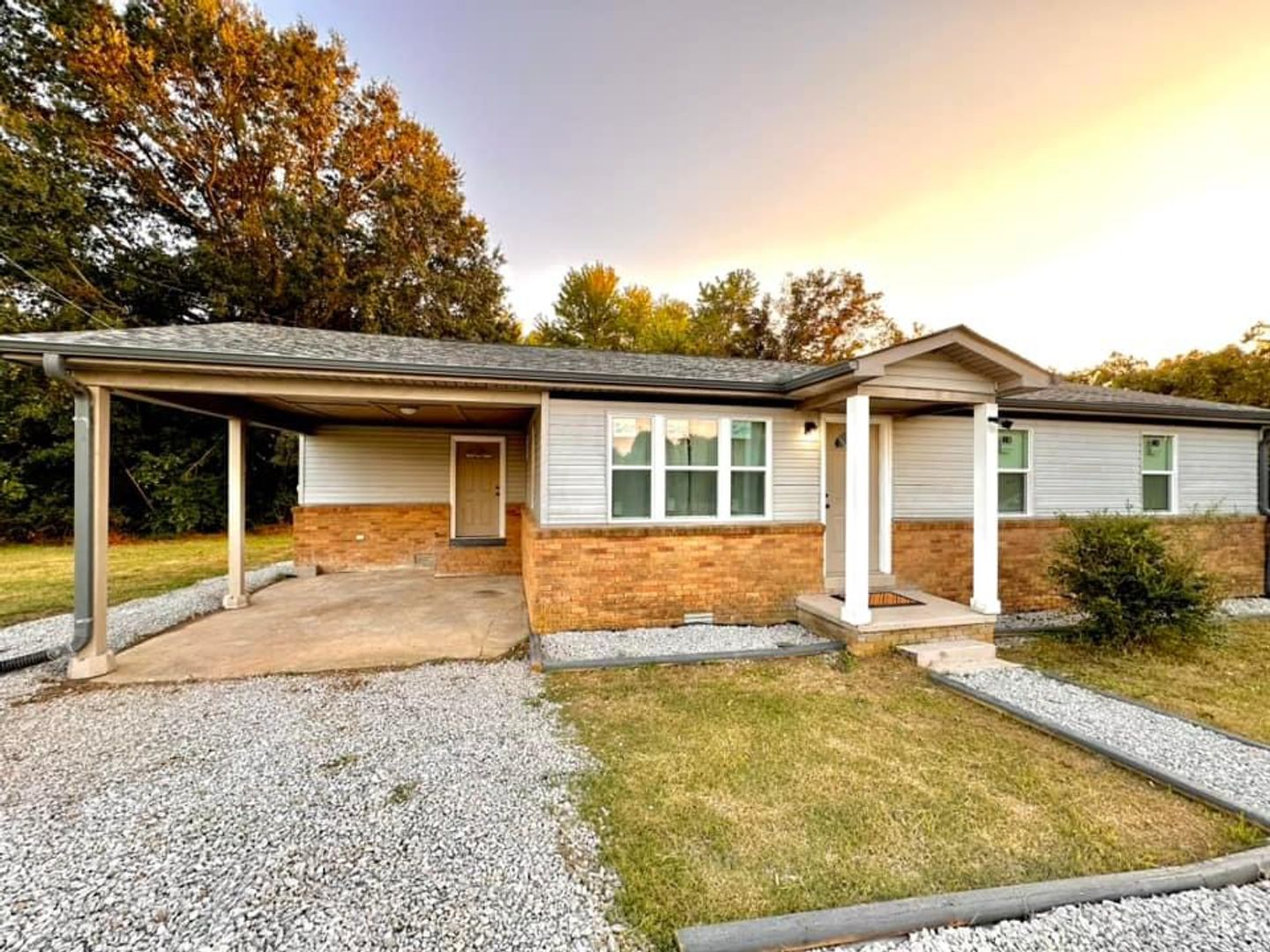 Brownsville House: 2003 Bond Ferry