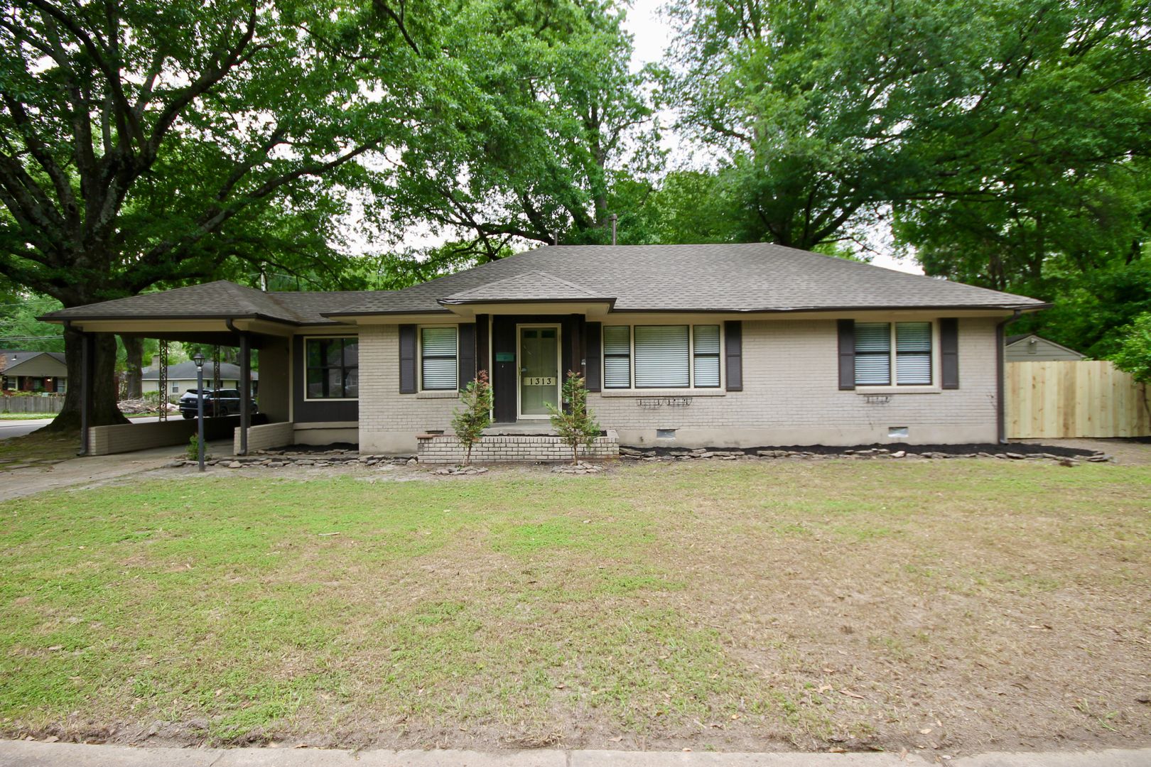 Memphis House: 1313 S Perkins