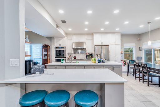 Welcome to this stylish 4 bed, 3.5 bathroom!! – photo 1
