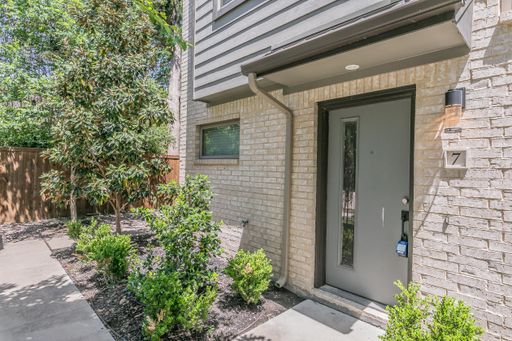 Move in Special $650.00 off of first months rent! Alta Vista West community, three story townhome built in 2018 – photo 1