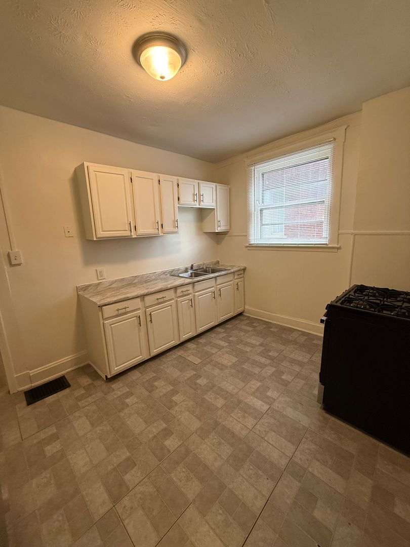 Cincinnati Apartment: 809 S Fred Shuttlesworth Circle