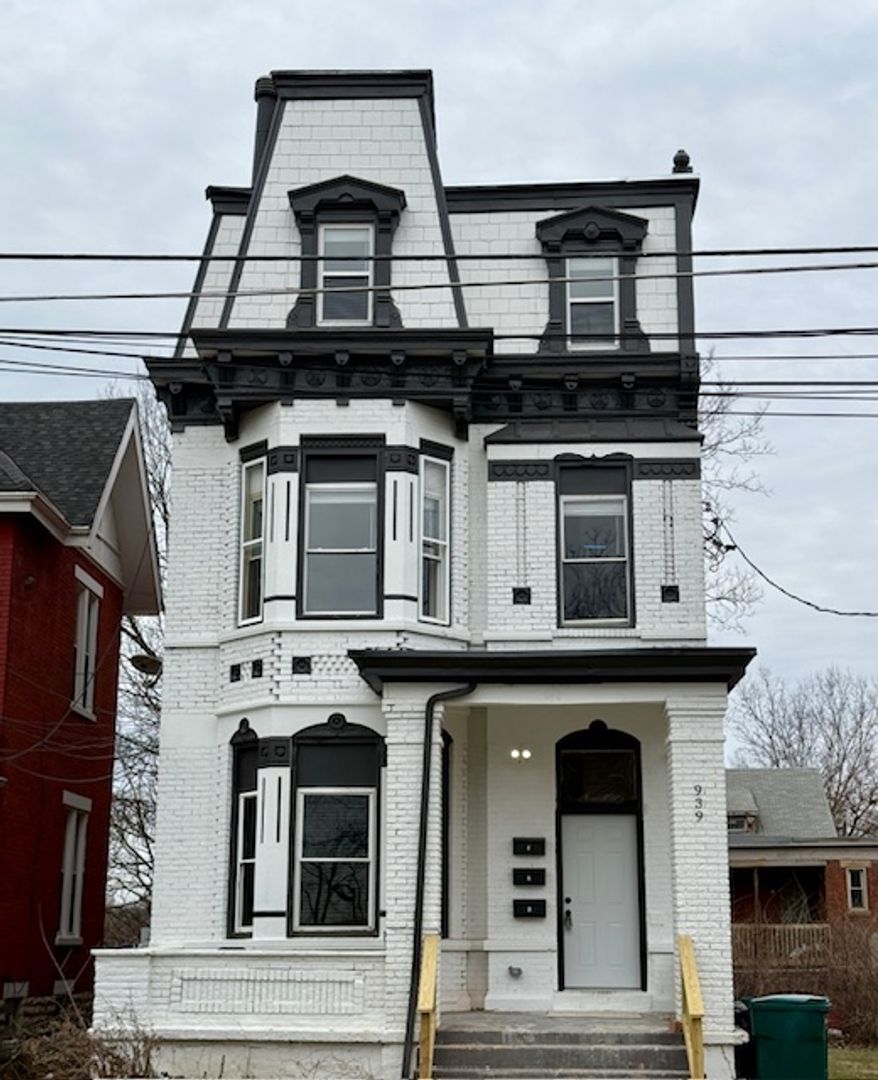 Cincinnati Apartment: 939 Chateau Ave