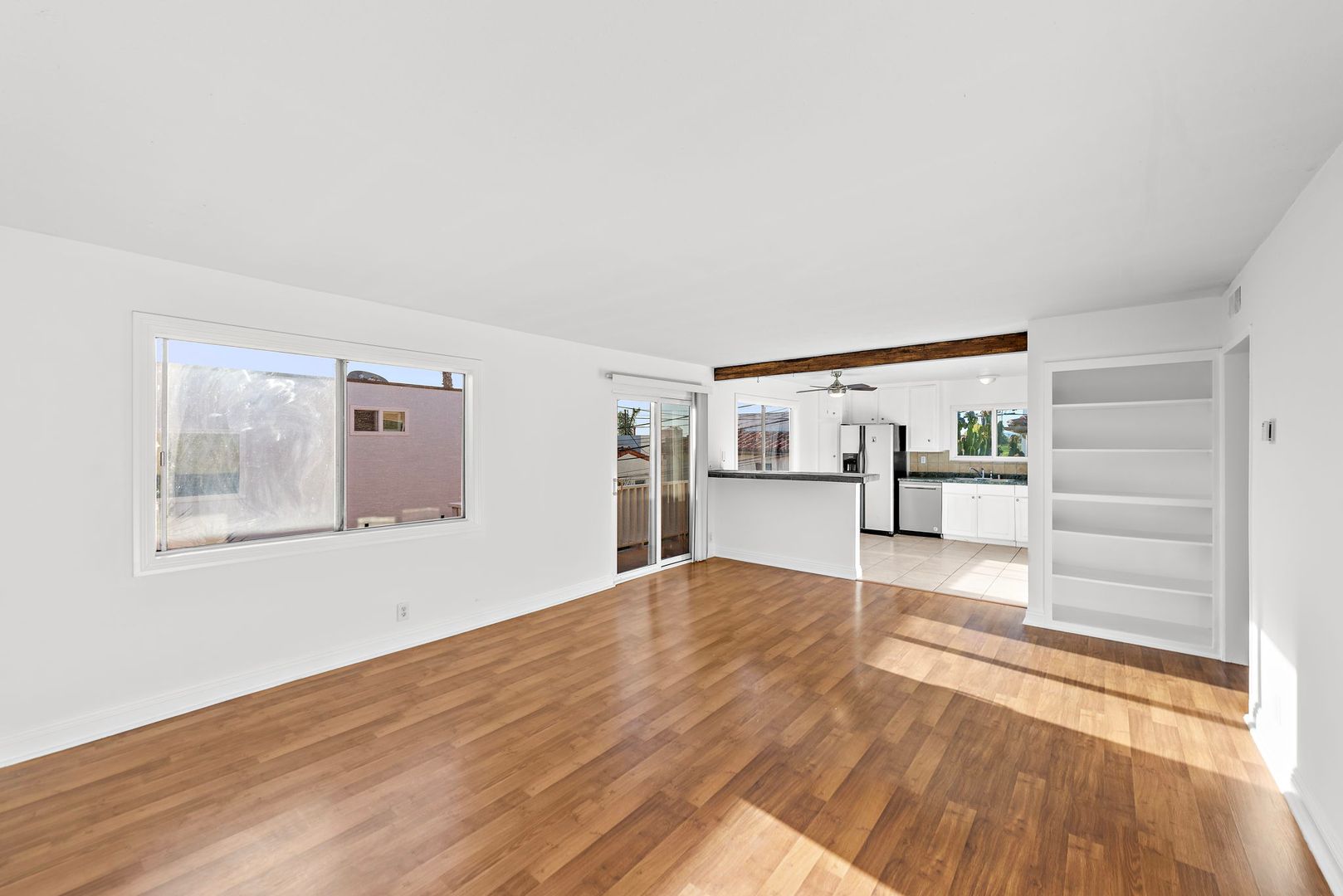 San Clemente Apartment: 230 Avenida Victoria