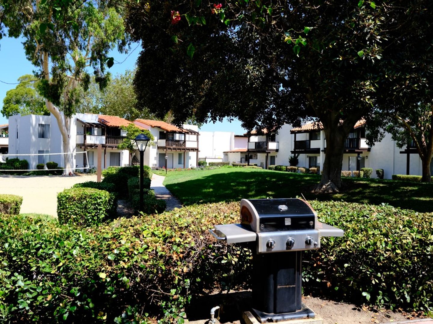 Grill area at Tres Vidas Apartments (1 of 2)