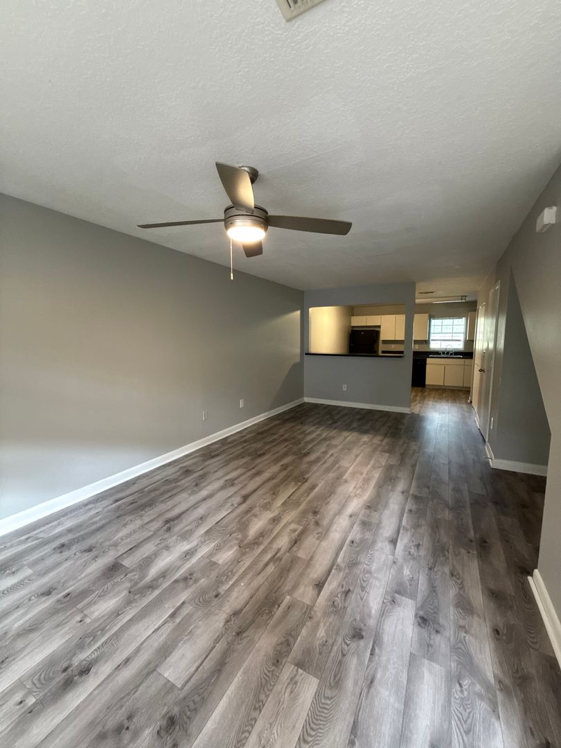 Lutz Apartment: 2010 E 148th Ave